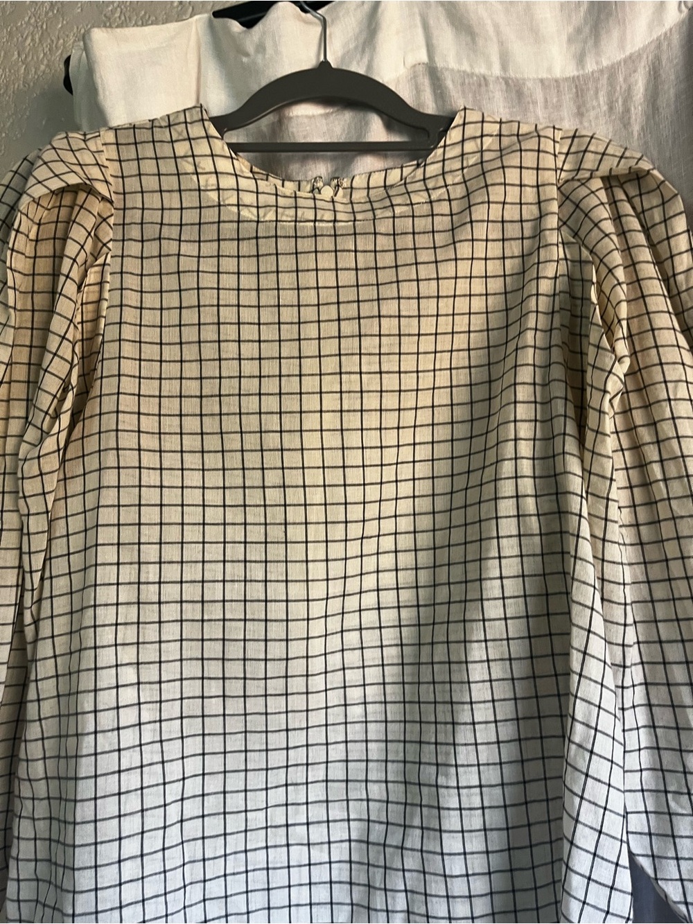 Mille Resortwear 100% cotton puff sleeve top. - Picture 2 of 9